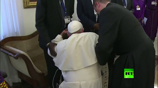 البابا يقبل الأحذية طلبا للسلام