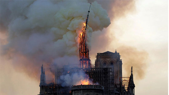 انهيار سقف كاتدرائية نوتردام بالكامل نتيجة الحريق.. وفرنسا تبدأ التحقيق