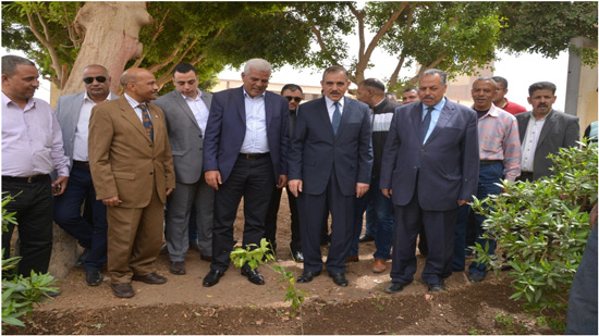  محافظ أسيوط ونقيب الزراعيين يطلقان مبادرة لزراعة 1000 شتلة شجرة مثمرة بالمدارس وبمدينة أسيوط الجديدة