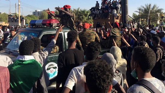  محاولات لفض اعتصام المتظاهرين في الخرطوم
