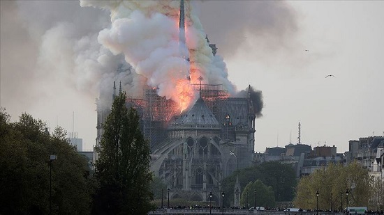  كاتدرائية نوتردام رمز فرنسا يحترق
