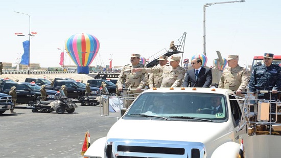 بالصور.. السيسي يتفقد قاعدة محمد نجيب العسكرية بعد تطويرها
