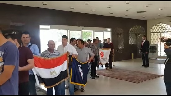 بالفيديو.. المصريين بمسقط يشاركون في الاستفتاء
