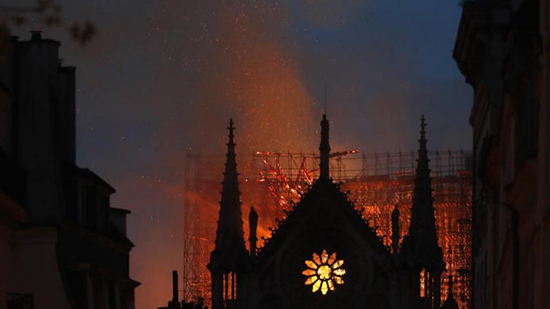 محققون: حريق كاتدرائية «نوتردام» بدأ من وسط سقفها