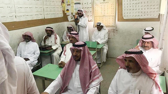 بعد 50 عاماً.. مدرسة سعودية تعيد طلابها لمقاعد الدراسة