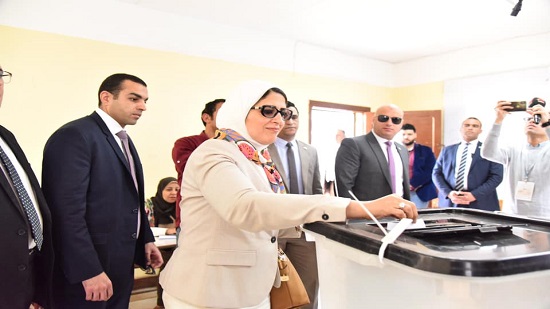 وزيرة الصحة تدلي بصوتها في الاستفتاء وتدعو الناس للمشاركة بإيجابية
