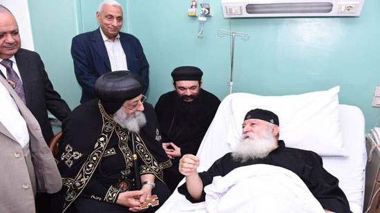 البابا يزور القمص مكاري حبيب بالمستشفى بعد إجراءه عملية جراحية