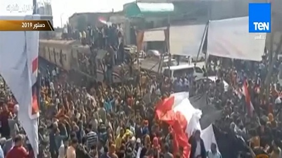  قطار يتوقف للمشاركة في مسيرة تهتف في حب مصر والرئيس السيسي 
