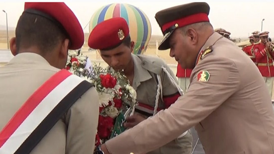  بالصور قائد الجيش الثالث ومحافظ السويس ومدير الأمن يضعون أكاليل الزهور على قبر الجندي المجهول