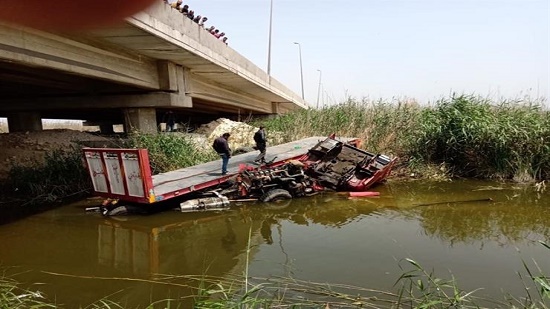 الحماية المدنية تنقذ شخصين سقطت بهما سيارة نقل بمياه الملاحات في الإسكندرية
