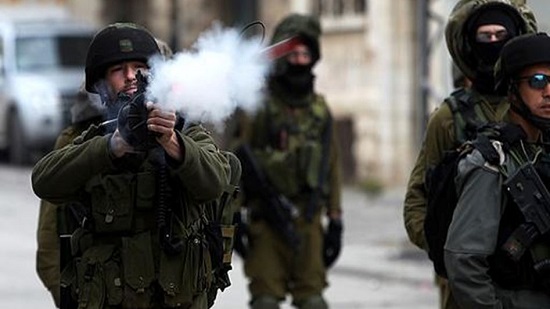  الجيش الإسرائيلي يطلق الرصاص المطاطي والقنابل المسيلة للدموع على شباب فلسطينيين في نابلس 
