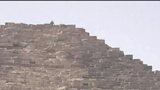 شاب يتسلق هرم خوفو ويلقي حجارة على الزائرين (فيديو وصور)