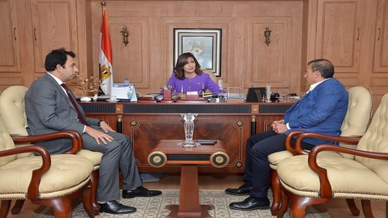 وزيرة الهجرة تستقبل رئيس غرفة الشركات السياحية لتوفير عروض للمصريين بالخارج خلال إجازاتهم 
