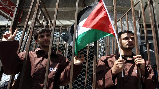 الأسرى الفلسطينيين: شريحة خبز باللبنة إفطار المعتقلين في سجن إسرائيلي أول أيام رمضان
