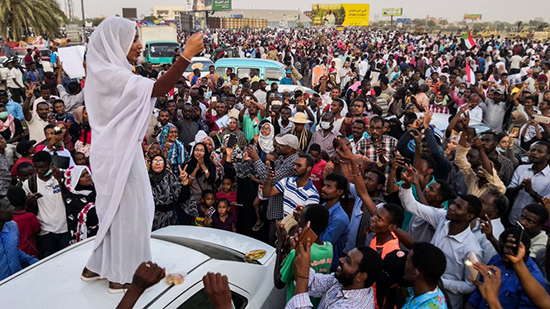 لوفيجارو: الثورة السودانية جعلت جهاز الاستخبارات عاجزا .. والكتب المحظورة أصبحت متاحة للسودانيين 