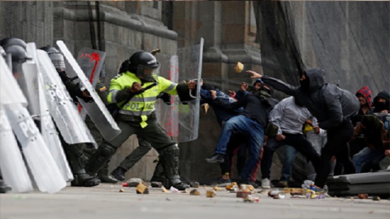 شاهد.. مواجهات بين الشرطة والمحتجين في كولومبيا
