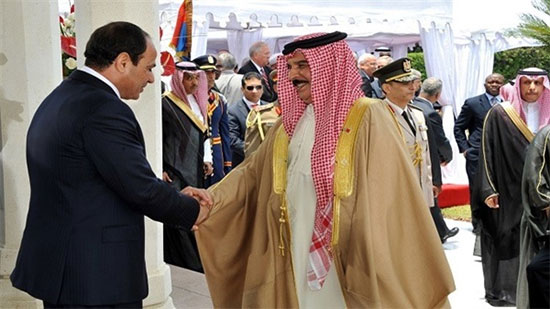السيسي يستقبل عاهل البحرين بمطار القاهرة