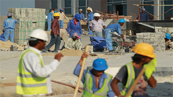 السعودية والبحرين ومصر تطالب قطر باحترام حقوق العمال المهاجرين