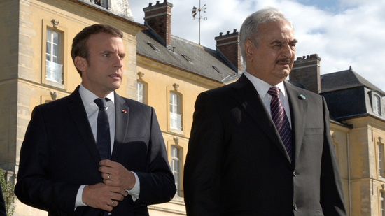 ماكرون وحفتر أثناء لقاء الرئيس الفرنسي معه ورئيس المجلس الرئاسي بحكومة الوفاق، فايز السراج، يوم 25 يوليو 2017