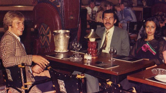  إيمون (يسار) والأمير عبد الله بن ناصر وإحدى زوجاته في مطعم بلندن عام 1976