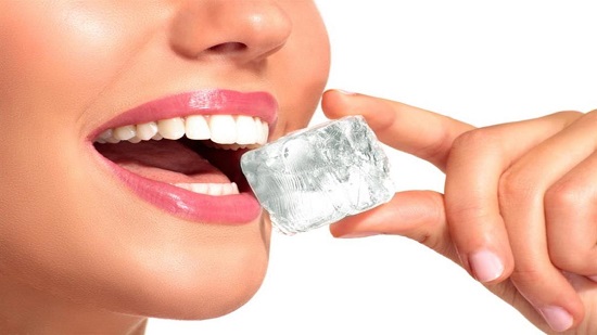 منها تناول مكعبات الثلج.. 10 عادات خاطئة تهدد أسنانك بالكسور