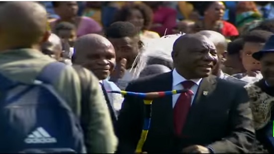 شاهد.. رئيس جنوب إفريقيا الجديد يرقص في حفل تنصيبه
