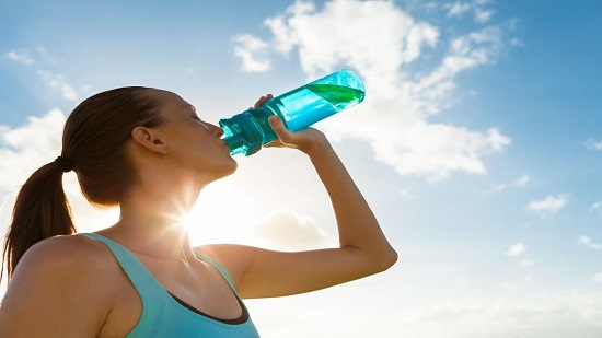 خبيرة تغذية توضح مخاطر الإفراط في شرب المياه