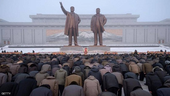 كوريون شماليون ينحنون أمام تمثال لزعيمهم