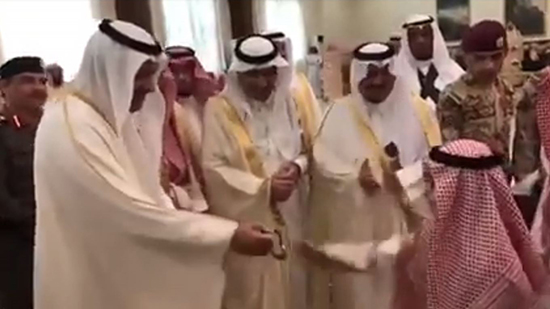 بالفيديو.. أمير سعودي يمنح طفل هدية ثمينة لهذا السبب