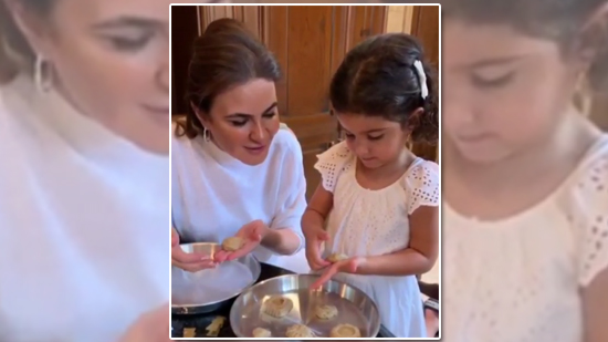 بالفيديو.. وزيرة الاستثمار تصنع مع حفيدتها كحك العيد 