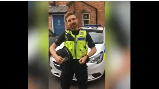  شاهد .. شرطي بريطاني يهنئ المسلمين بعيد الفطر بطريقته الخاصة
