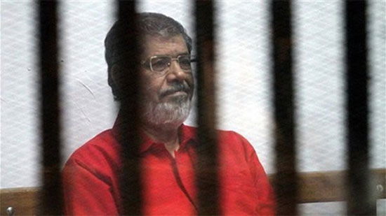 لمرض رشاد البيومي.. تأجيل محاكمة محمد مرسي وآخرين في قضية اقتحام الحدود