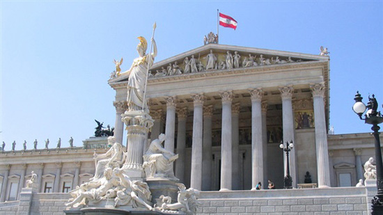 الانظار تتجه للبرلمان النمساوي لحسم وضع الحكومة وتحديد موعد الانتخابات 