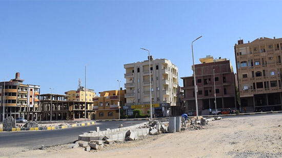 محافظ البحر الأحمر يتابع أعمال التطوير لطريق عمارات الإسكان الاجتماعي