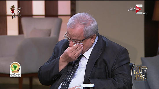 رئيس الجالية السورية في القاهرة يبكي على الهواء (فيديو)