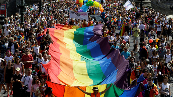 زعيمة الحزب الاشتراكي فى النمسا تشارك فى مظاهرة للمثليين وتطالب بالعدالة والمساواة للجميع 