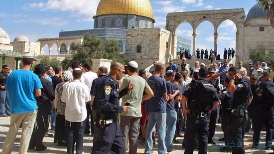 عشرات المستوطنين يقتحمون المسجد الأقصى.. وقوات الاحتلال تمنع المصلين
