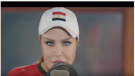  شاهد .. رولا سعد تهدي المنتخب المصري 