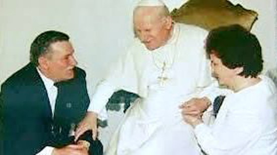 فى مثل هذا اليوم ...البابا يوحنا بولس الثاني يستقبل خلال زيارة يقوم بها إلى مسقط رأسه بولندا ليخ فاليسا 