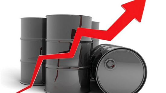 أسعار النفط تواصل الارتفاع للجلسة الثالثة على التوالي