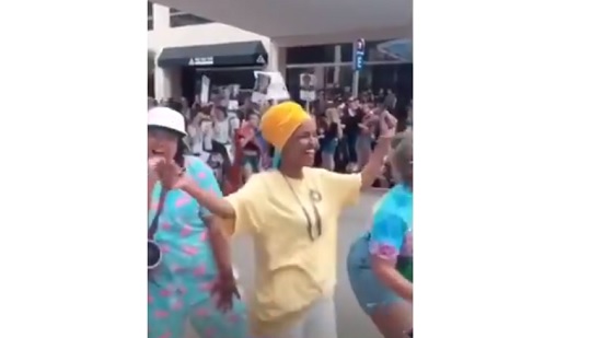 بالفيديو.. أول عضوة مسلمة في الكونجرس الأمريكي ترقص في مسيرة للمثليين
