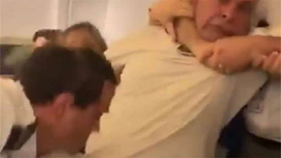  الاعتداء على مصري على متن طائرة رومانية 