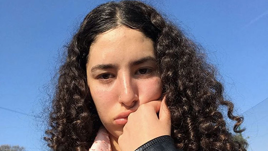 ابنة أحمد الفيشاوي تبكي بعد إلغاء منعها من السفر: الآن أستطيع العودة