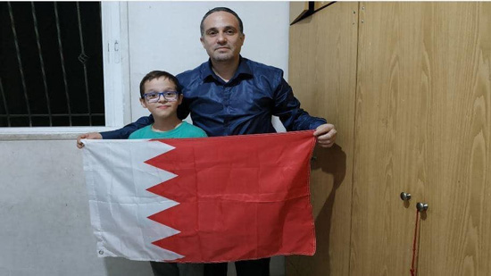  إسرائيلي يعرب عن سعادته بالسلام مع البحرين برفع العلم البحريني 