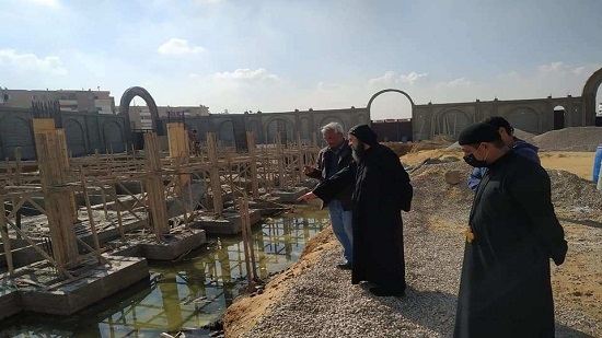  بالصور الانبا بموا  يتابع أعمال البناء بكنيسة مارمينا و البابا كيرلس 