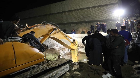 صور .. مصرع 3 اشخاص أثناء حفر خزان صرف صحي بقرية الدوادية بالمنيا وانتشال جثث الضحايا 