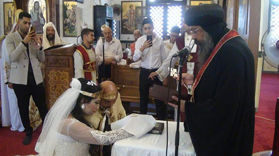 الأنبا زوسيما يمتدح عروسان: الأكليل بعد صلاة باكر والكنيسة دون زينة وحشمة الملابس