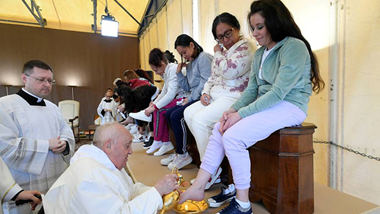 خميس الأسرار.. البابا فرنسيس يغسل أقدام 12 سجينة في روما