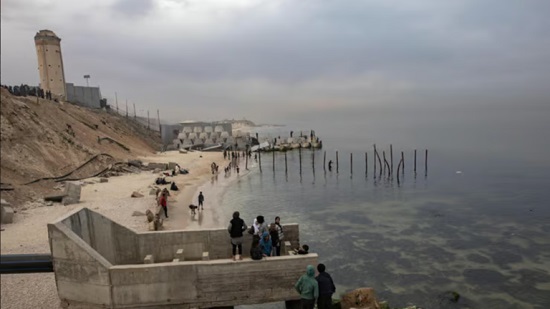 مراسلنا: القوات الإسرائيلية تكثف قصف شاطئ البحر في رفح وخان يونس