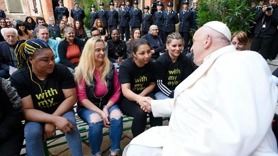  البابا فرنسيس يزور سجن النساء في البندقية.. ويوجه كلمات تشجيع للسجينات 